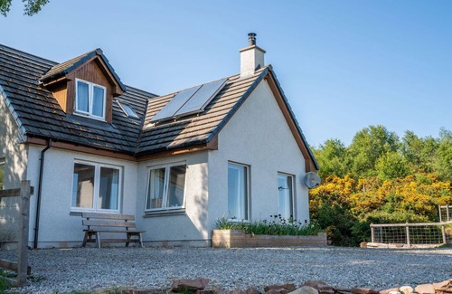 Loch Ness House | Elegant Private Villa for 6 with Panoramic Views & WIFI