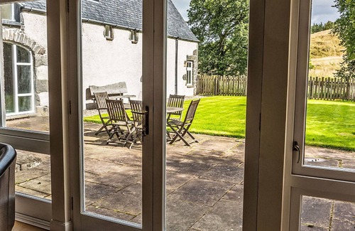 Glen Urquhart House | Wonderful private villa for 10 people with WIFI, TV, terrace, pets allowed and parking