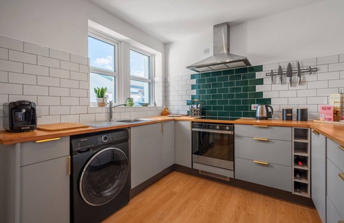 Drumnadrochit Villa | Charming Villa for 3 with Lake View, WIFI & Spa Access