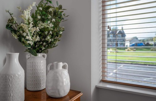 Drumnadrochit Villa | Charming Villa for 3 with Lake View, WIFI & Spa Access