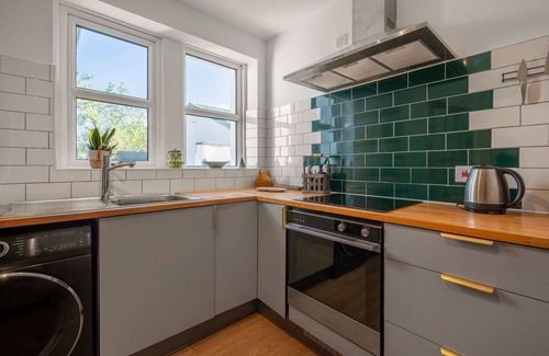 Drumnadrochit Villa | Charming Villa for 3 with Lake View, WIFI & Spa Access