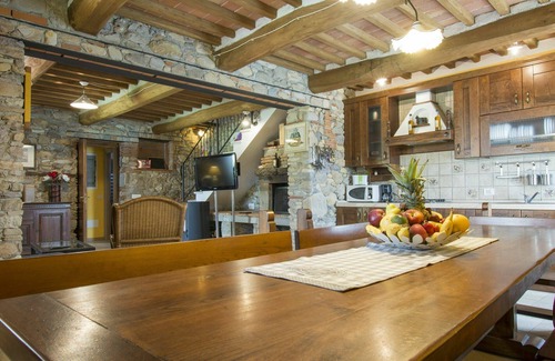 Cascine-La Croce Villa | Inviting Private Villa with Pool, WiFi & Pet-Friendly Stay