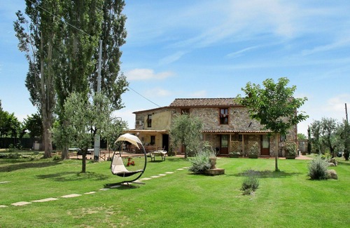 Cascine-La Croce Villa | Inviting Private Villa with Pool, WiFi & Pet-Friendly Stay