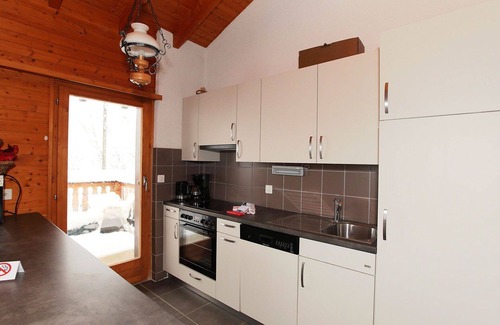 Leytron House | Inviting Private Villa for 8 with Terrace and Pet-Friendly Perks