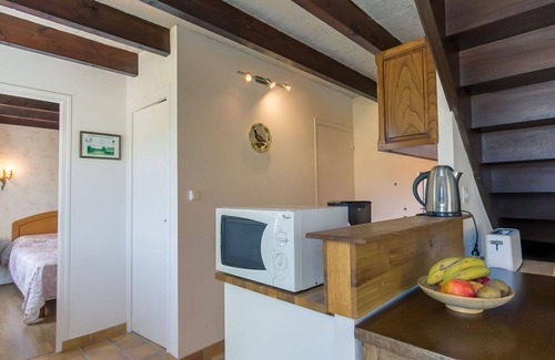 Sizun Villa | Private Villa for 5 with Lake View, Pets Welcome & WIFI
