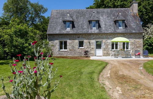 Sizun Villa | Private Villa for 5 with Lake View, Pets Welcome & WIFI