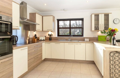 Aviemore Villa | Inviting Private Villa for 8 with Lake View & Amenities