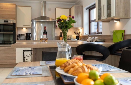 Aviemore Villa | Inviting Private Villa for 8 with Lake View & Amenities