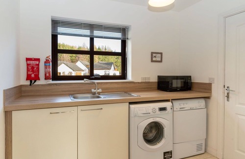 Aviemore Villa | Inviting Private Villa for 8 with Lake View & Amenities