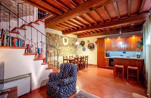 Bibbiena Villa | Inviting Private Villa with Pool, Pets Welcome and WIFI
