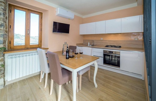 Seggiano House | Exclusive Villa Retreat for 4 with Hot Tub & Panoramic Views