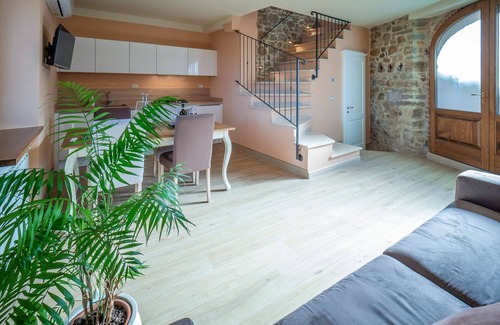 Seggiano House | Exclusive Villa Retreat for 4 with Hot Tub & Panoramic Views