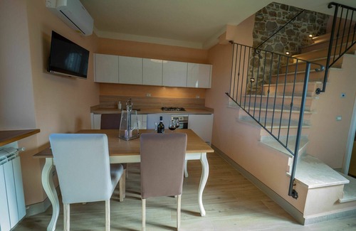 Seggiano House | Exclusive Villa Retreat for 4 with Hot Tub & Panoramic Views