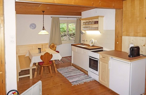 Flirsch House | Private Villa Retreat for 7 with Spa, Kitchen & Parking