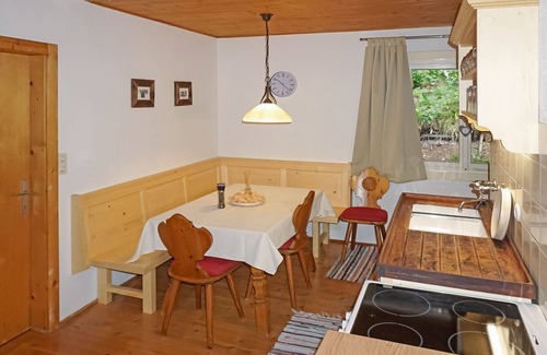 Flirsch House | Private Villa Retreat for 7 with Spa, Kitchen & Parking