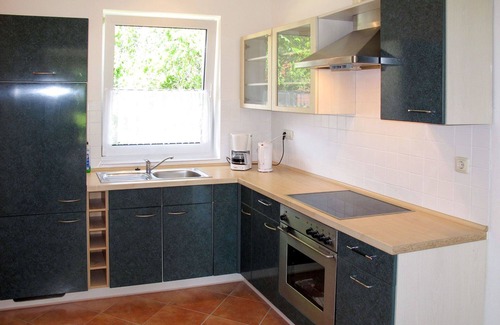 Neu Poserin House | Inviting Private Villa for 6 with Lake View & Pet-Friendly