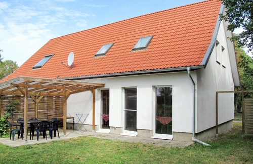 Neu Poserin House | Inviting Private Villa for 6 with Lake View & Pet-Friendly