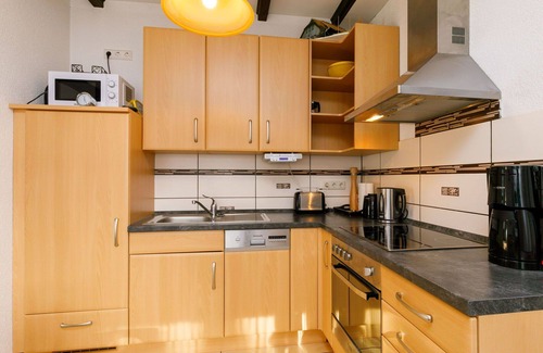 Neeberg House | Inviting Villa for 8 with Ocean View, Pets Welcome & Parking