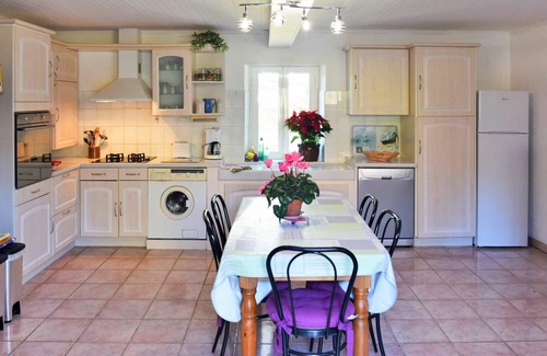 Blanquefort-sur-Briolance Villa | Private Villa Retreat with Pool, Pets Welcome & Free WiFi