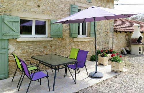 Blanquefort-sur-Briolance Villa | Private Villa Retreat with Pool, Pets Welcome & Free WiFi