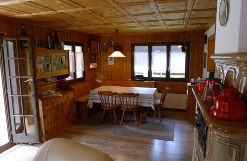 Bister House | Private Villa for 6 with WIFI, TV, Patio & Parking