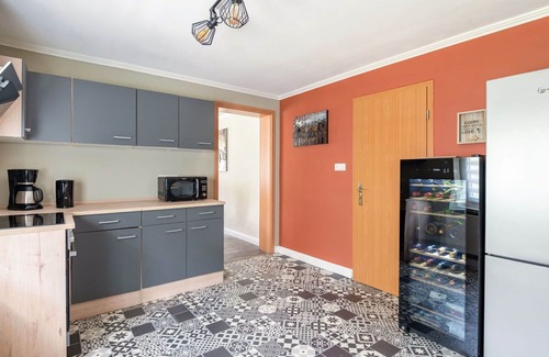 Oybin House | Inviting Villa for 10 with Hot Tub, Patio & Pet Friendly