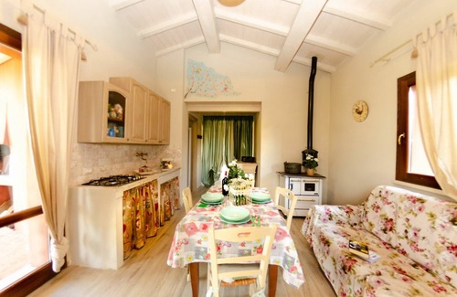 Lari Villa | Cozy Villa Retreat for 4 with Private Pool & Pet-Friendly