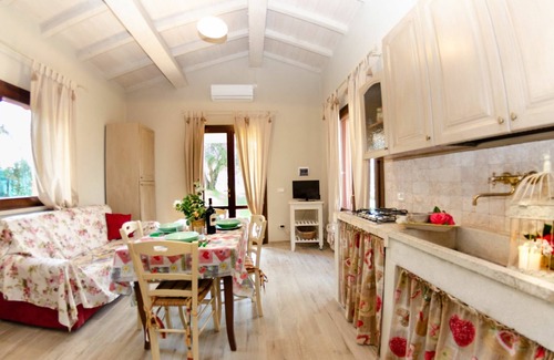 Lari Villa | Cozy Villa Retreat for 4 with Private Pool & Pet-Friendly