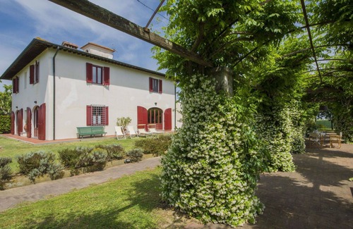 Lari Villa | Inviting Villa for 9 with WIFI, TV, Patio & Spa Amenities