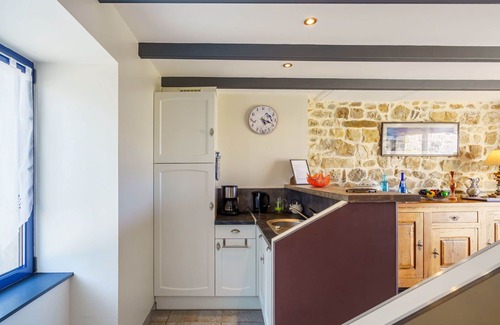 Crozon House | Cozy Oceanfront Villa for 4 with Pet-Friendly Amenities