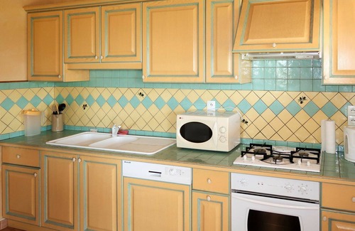 Valreas House | Inviting Private Villa for 8 with Parking and Spa Amenities