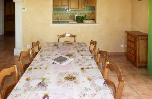 Valreas House | Inviting Private Villa for 8 with Parking and Spa Amenities