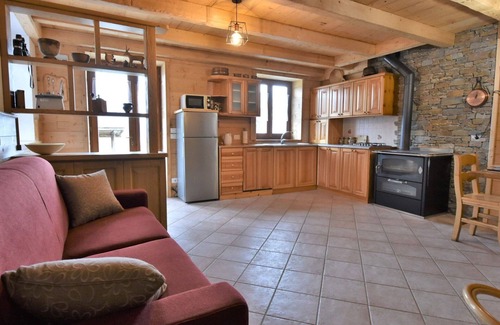 Mello House | Inviting Private Villa for 6 with WIFI and Pet-Friendly Amenities