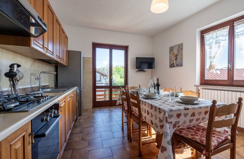 Pella House | Quaint Private Villa for 6 with Lake View & Pet Friendly