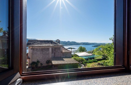 Pella House | Quaint Private Villa for 6 with Lake View & Pet Friendly