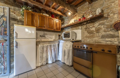 Uzzano Villa | Inviting Villa for 6 with Private Pool and Pet-Friendly Perks