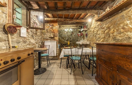 Uzzano Villa | Inviting Villa for 6 with Private Pool and Pet-Friendly Perks