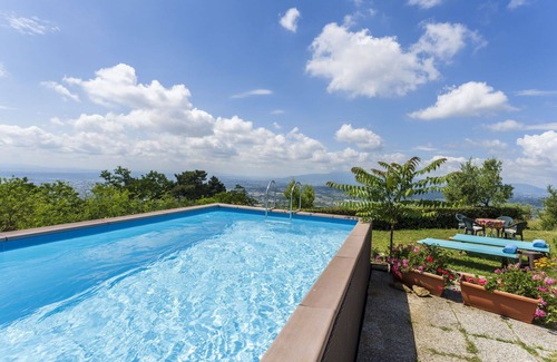 Uzzano Villa | Inviting Villa for 6 with Private Pool and Pet-Friendly Perks