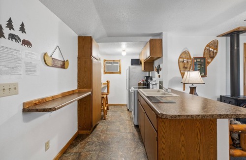 Rapid City Cabin | Scenic Resort Cabin near Mt Rushmore with Lake View