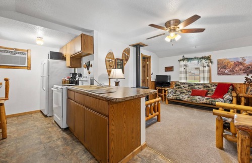 Rapid City Cabin | Scenic Resort Cabin near Mt Rushmore with Lake View