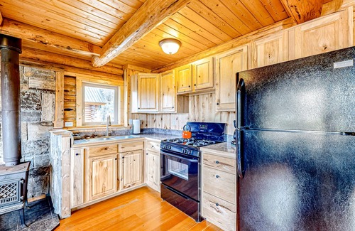 Polebridge Cabin | Cozy Rustic Cabin with Kitchen near Glacier National Park