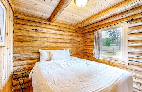 Polebridge Cabin | Cozy Rustic Cabin with Kitchen near Glacier National Park