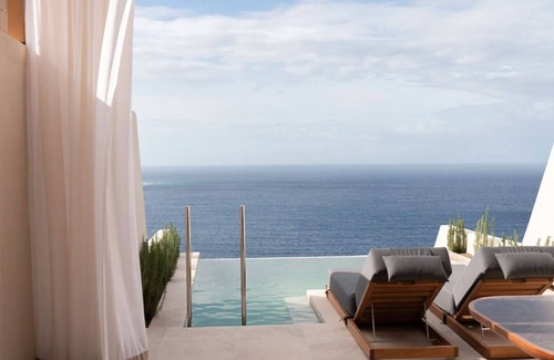 Oia Villa | Elegant Santorini Suite with Private Veranda & Sea Views