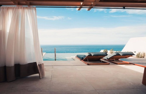 Oia Villa | Elegant Santorini Suite with Private Veranda & Sea Views