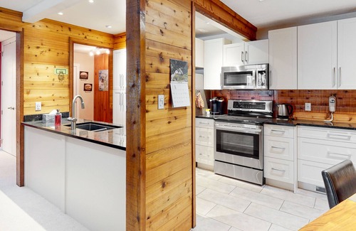 Big White Ski Resort Condo | Premier Ski-In/Out Condo with Balcony, Kitchen & Spa Access