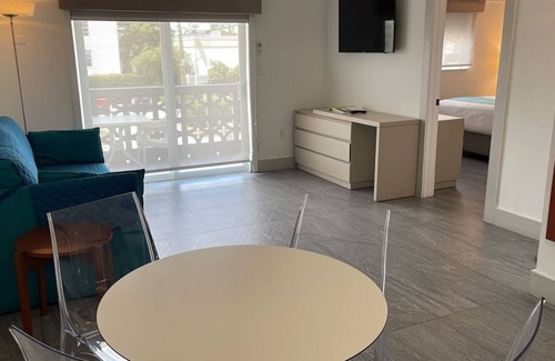 North Beach Hotel | Sunny Vacation Room with Ocean View in North Beach Miami
