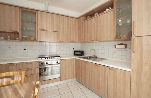 Porto Valtravaglia House | Inviting Villa for 4 with Lake View, Kitchen and Balcony