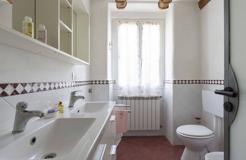 Sarola House | Inviting Villa for 5 with Ocean View, Balcony & Pet-Friendly