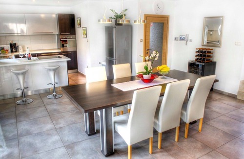 Pobri House | Elegant Villa with Private Pool and Pet-Friendly Amenities