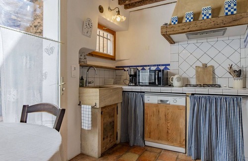 Villars House | Inviting Villa for 4 with WIFI, Patio and Parking